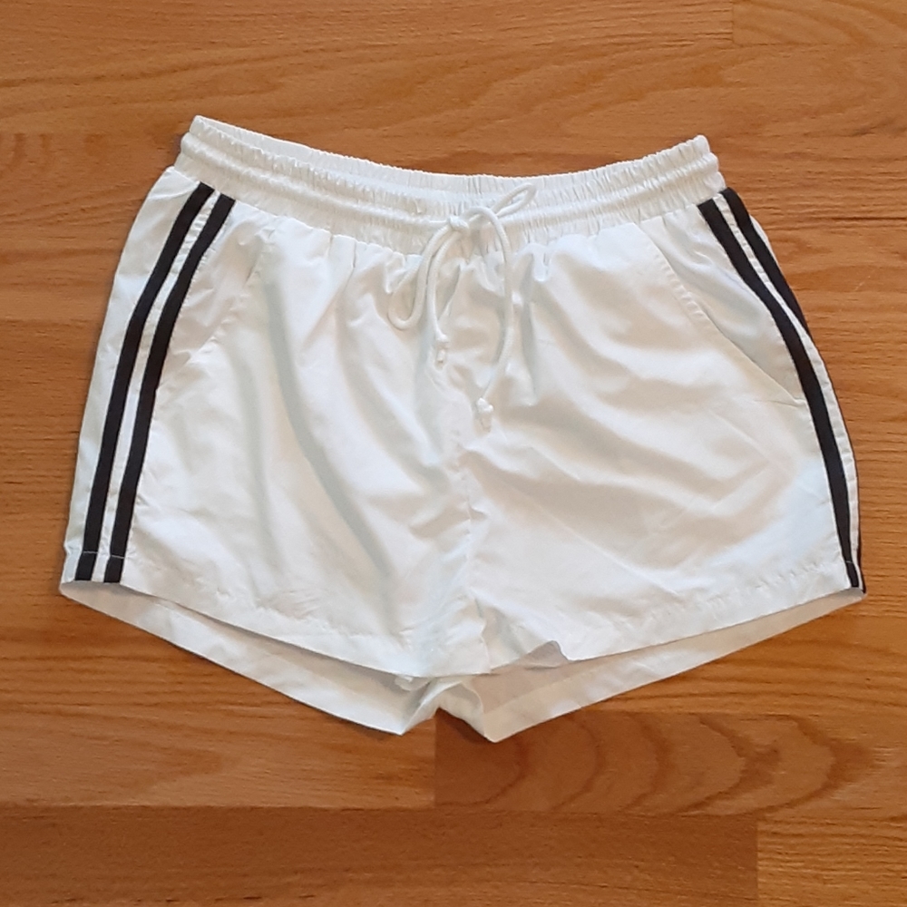 Flattering LOVE TREE shorts.